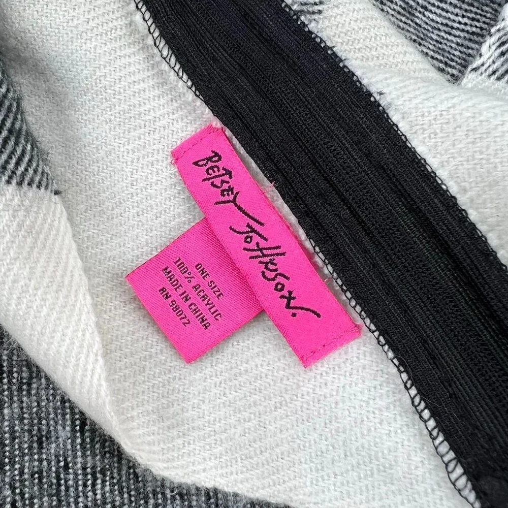 Betsy Johnson Plaid Circle Scarf‎ With Zipper Detail